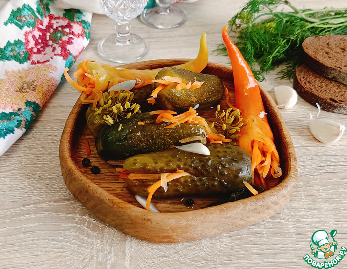 Квашеные огурцы, фаршированные морковью