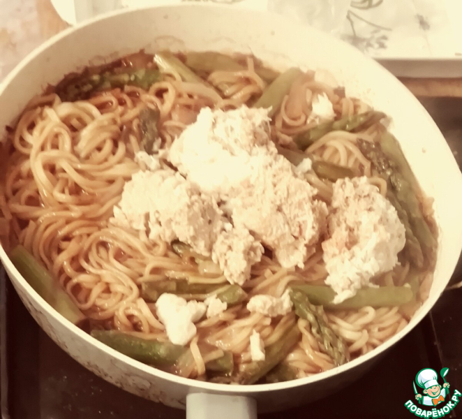 Лапша с крабом и спаржей