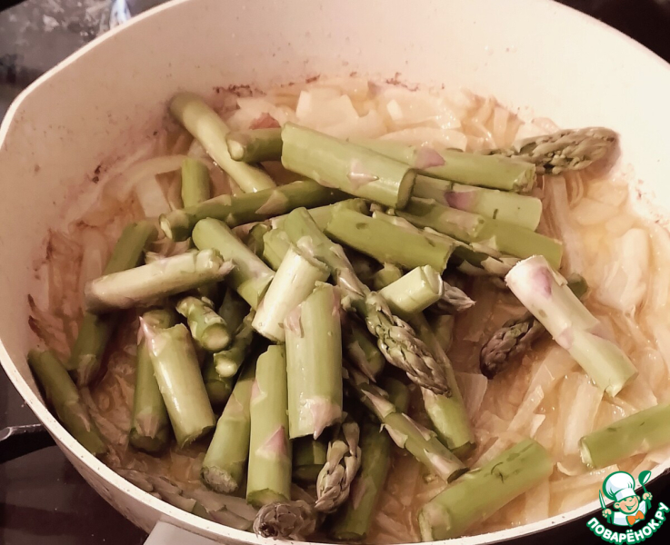 Лапша с крабом и спаржей