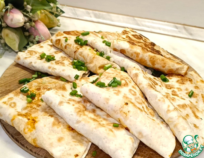 Лаваш с яйцом, помидором и сыром