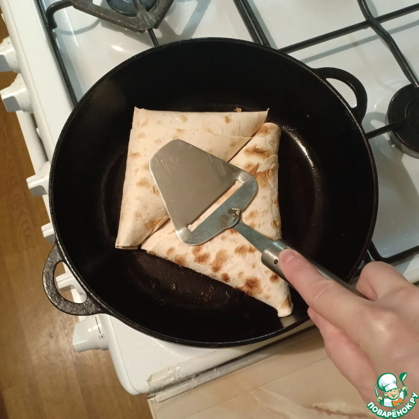 Лавашные пирожки с сыром, грибами, курицей