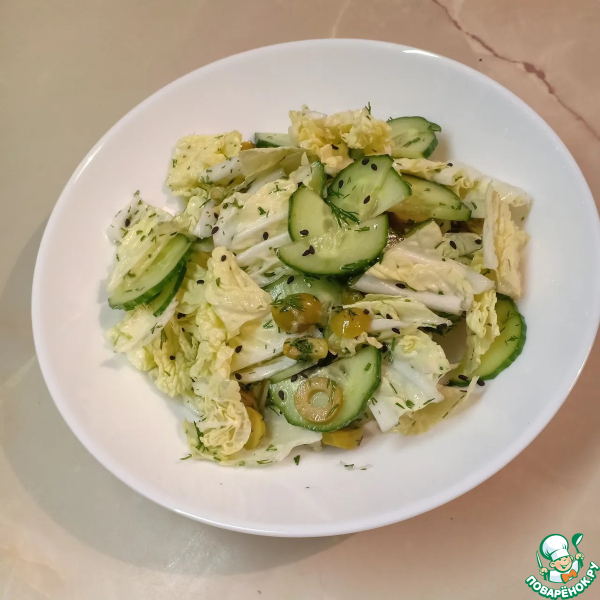 Легкий салат с огурцами и оливками