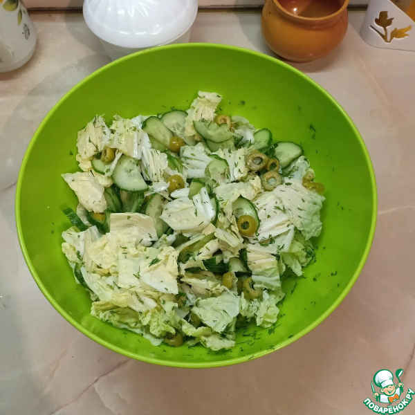 Легкий салат с огурцами и оливками