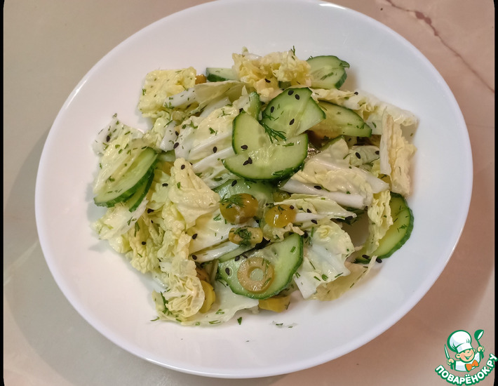 Легкий салат с огурцами и оливками