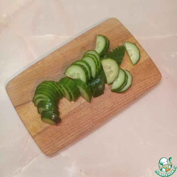 Легкий салат с огурцами и оливками