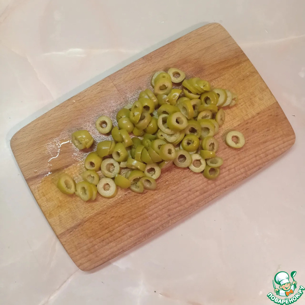 Легкий салат с огурцами и оливками