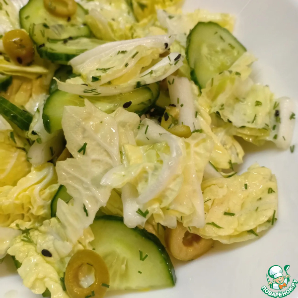 Легкий салат с огурцами и оливками