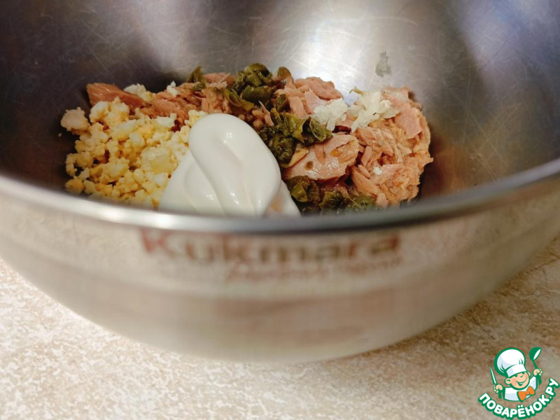 Лодочки из огурцов с тунцом и каперсами