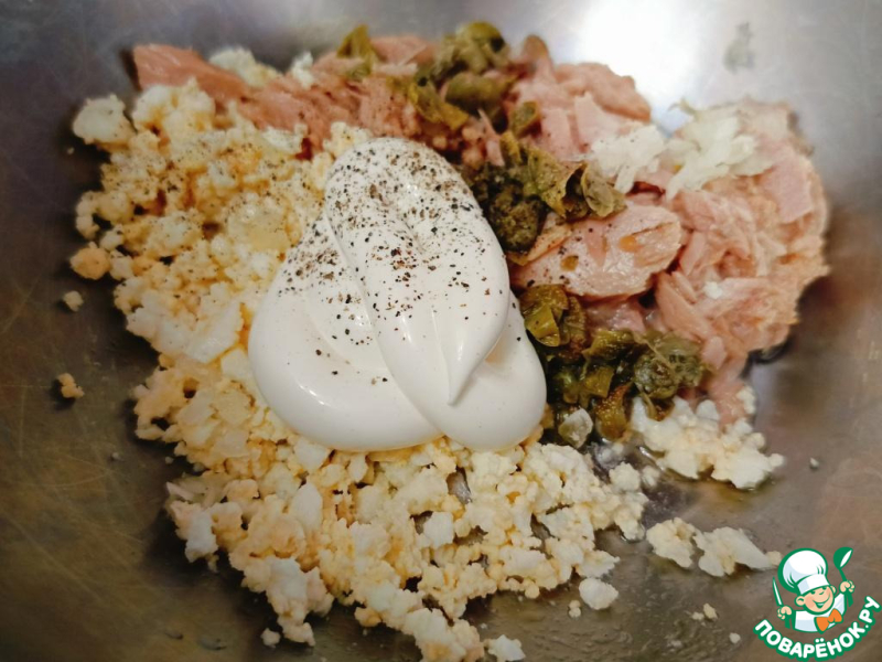 Лодочки из огурцов с тунцом и каперсами