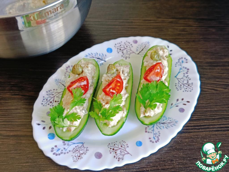 Лодочки из огурцов с тунцом и каперсами