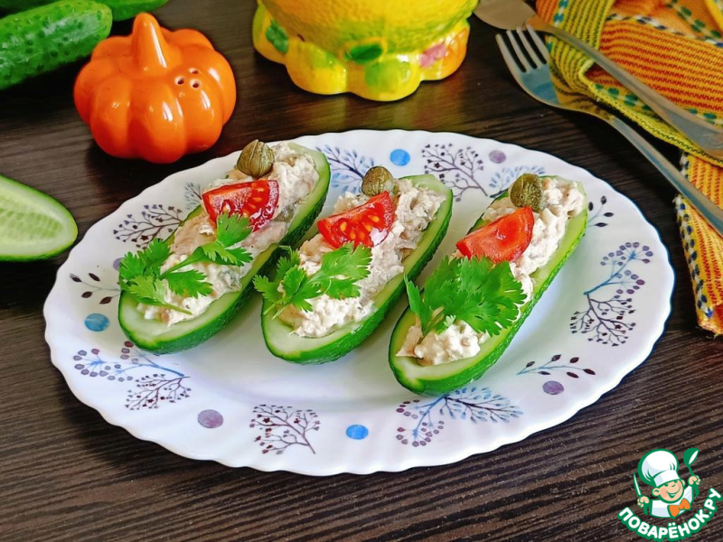 Лодочки из огурцов с тунцом и каперсами
