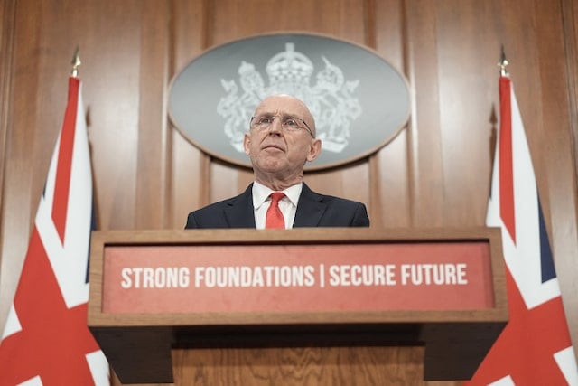 Лондон заявил о готовности к «военным вариантам» после того, как корабль РФ применил лазеры против британских пилотов