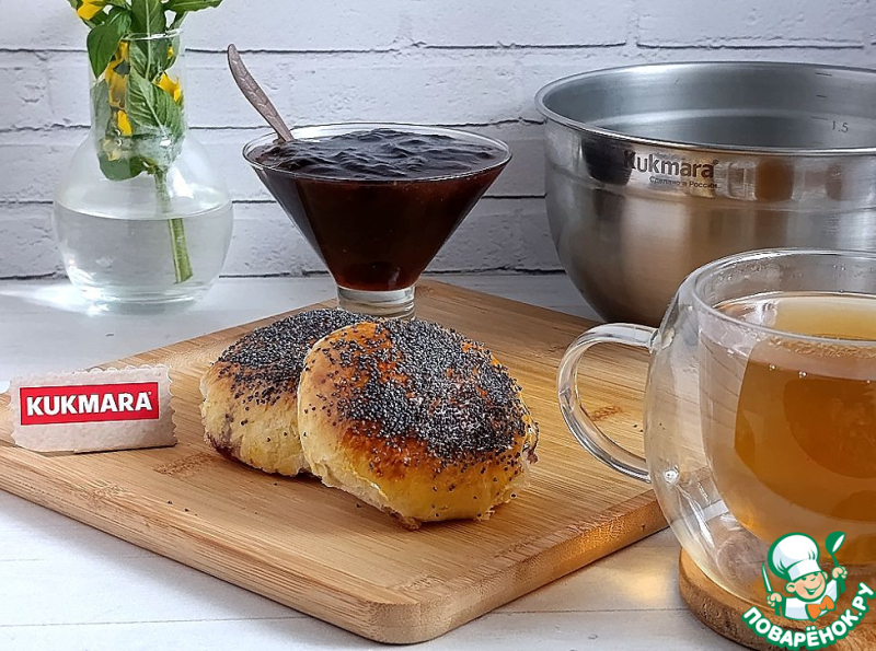Маковые булочки с протёртой черникой