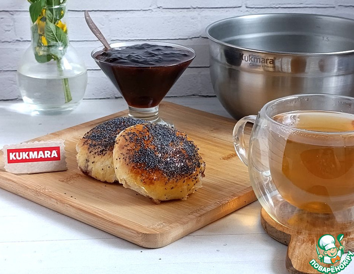Маковые булочки с протёртой черникой