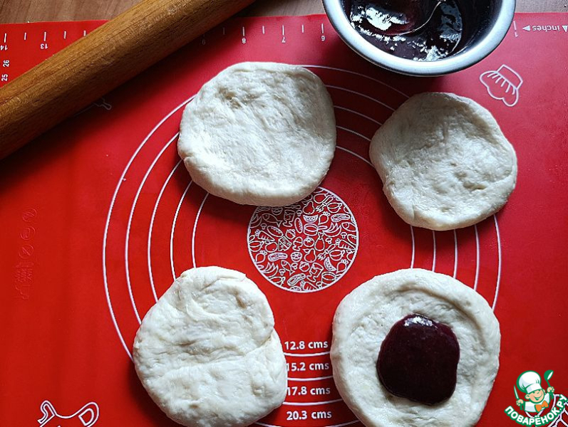 Маковые булочки с протёртой черникой