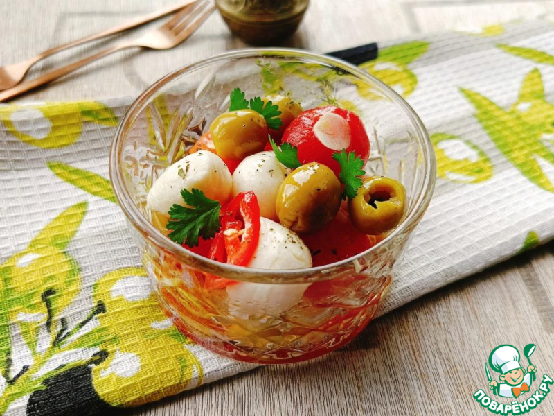 Маринованная моцарелла с черри и оливками