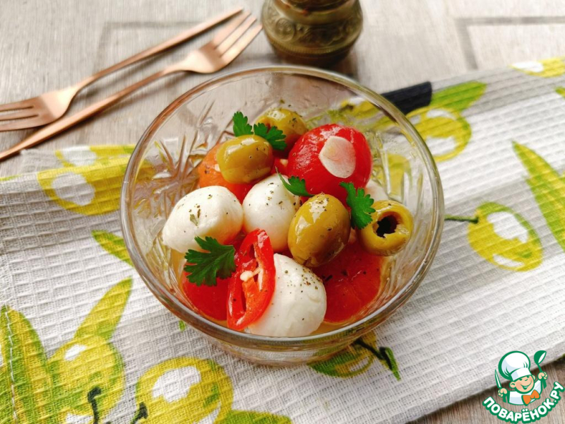Маринованная моцарелла с черри и оливками