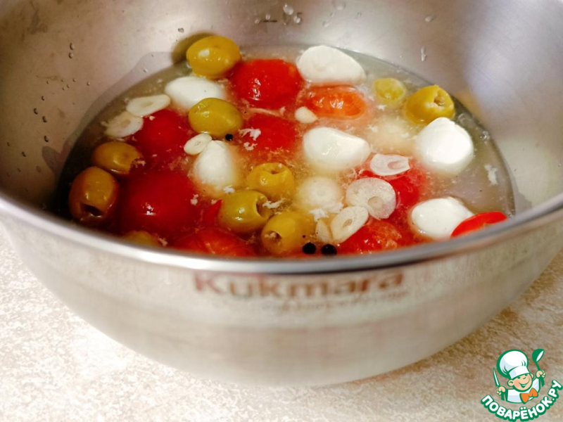 Маринованная моцарелла с черри и оливками