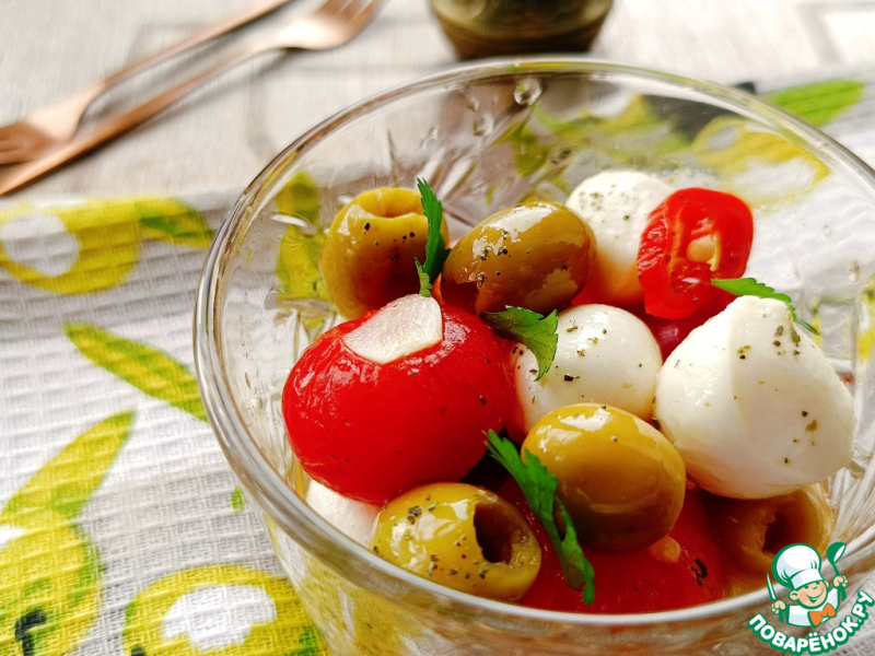 Маринованная моцарелла с черри и оливками