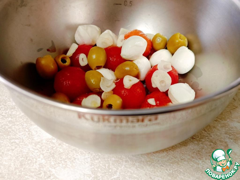 Маринованная моцарелла с черри и оливками