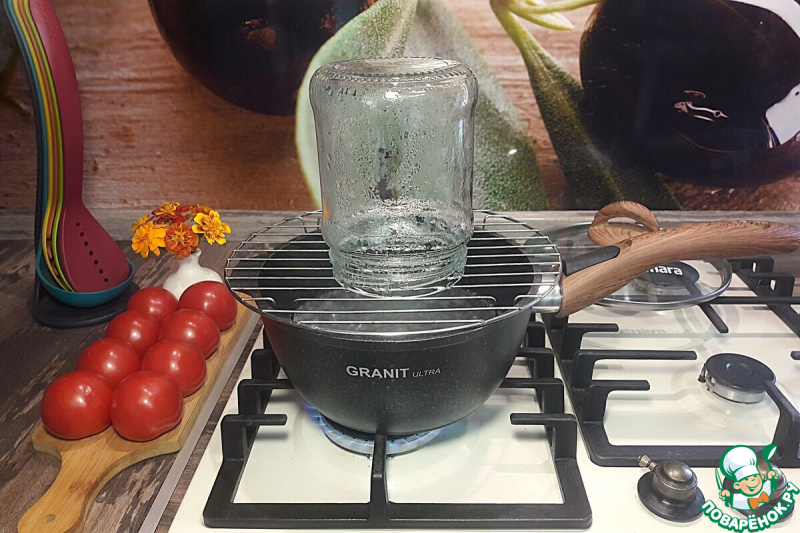 Маринованные помидоры с бархатцами на зиму