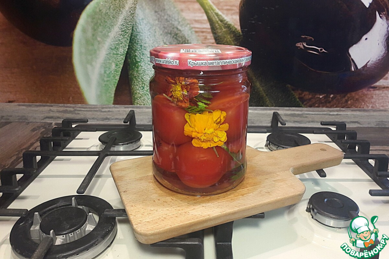 Маринованные помидоры с бархатцами на зиму