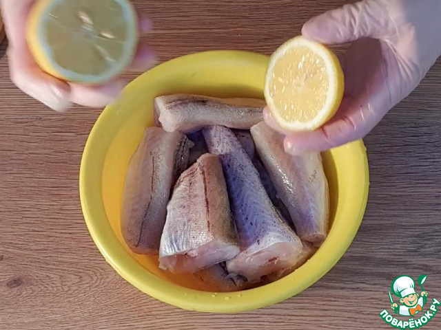 Минтай запечённый под грибным соусом