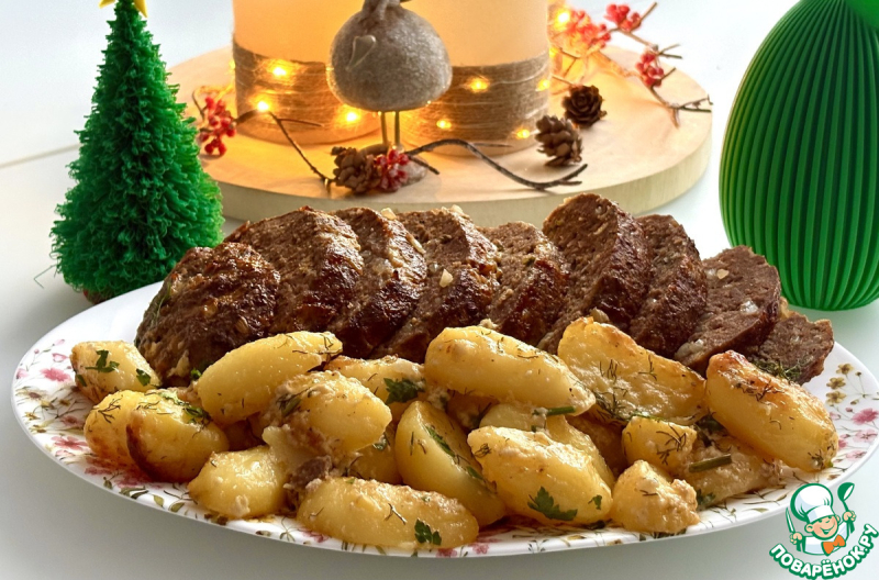 Мясной хлебец в окружении ломтиков картофеля