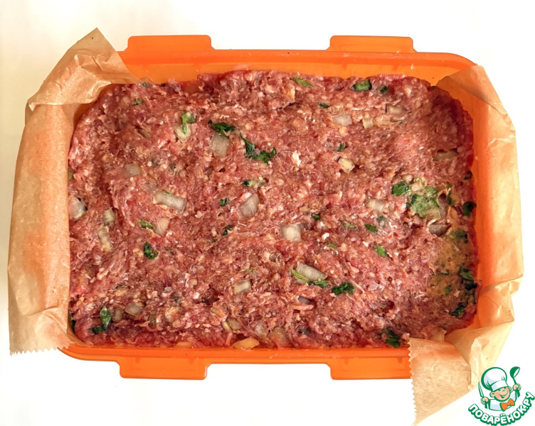 Мясной хлебец в окружении ломтиков картофеля