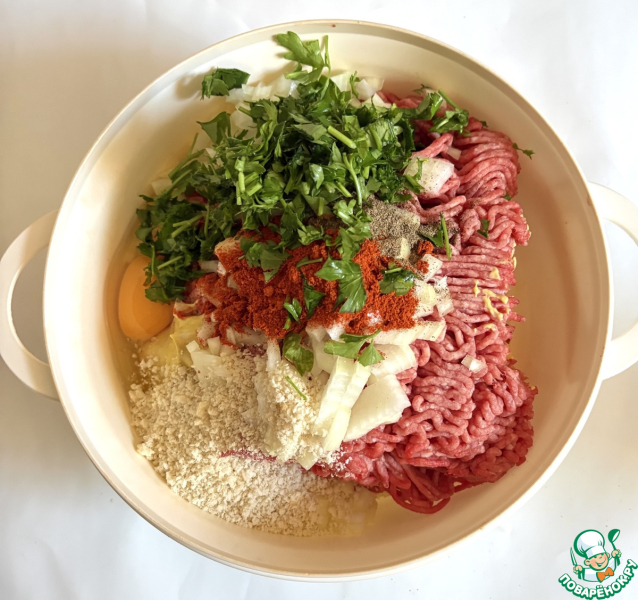 Мясной хлебец в окружении ломтиков картофеля