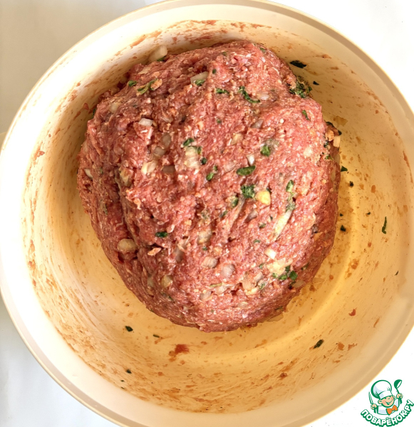 Мясной хлебец в окружении ломтиков картофеля