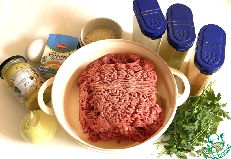 Мясной хлебец в окружении ломтиков картофеля