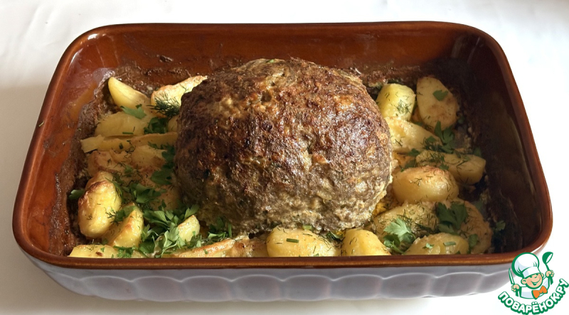 Мясной хлебец в окружении ломтиков картофеля