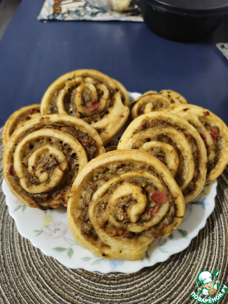 Мясной рулет в слоеном тесте