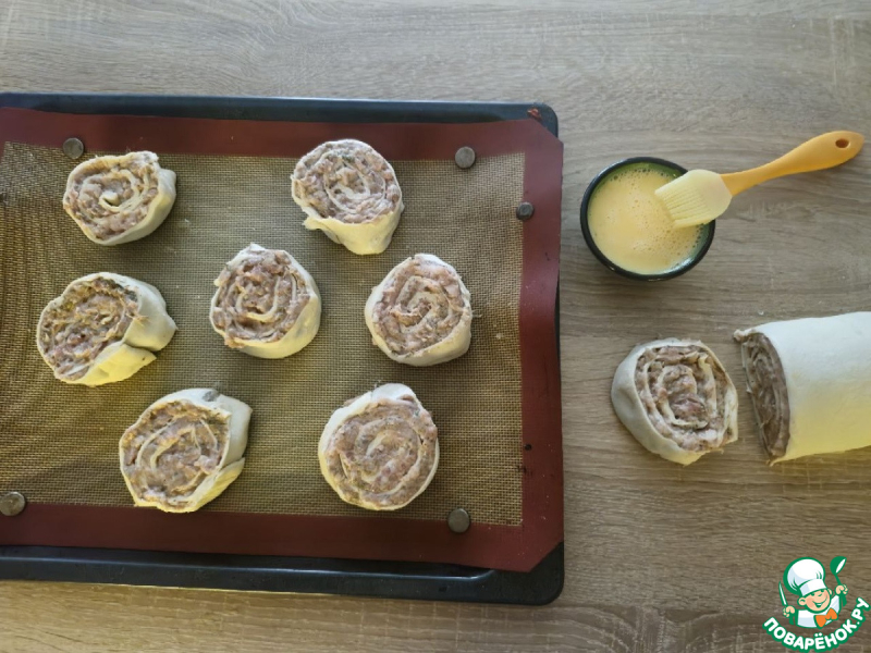 Мясной рулет в слоеном тесте