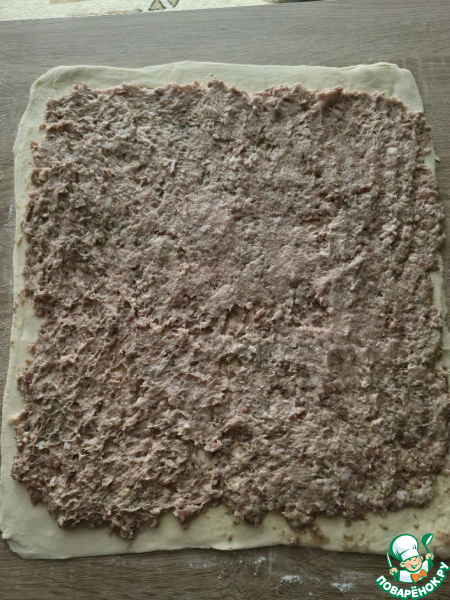 Мясной рулет в слоеном тесте