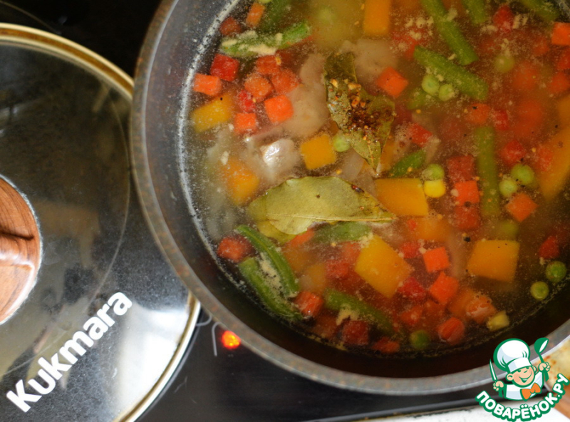 Мясной суп с тыквой и овощной смесью