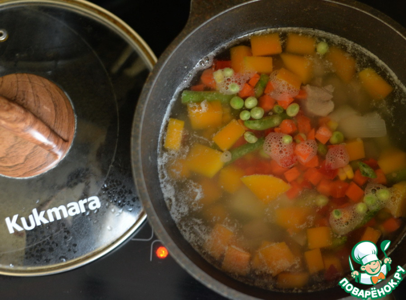 Мясной суп с тыквой и овощной смесью