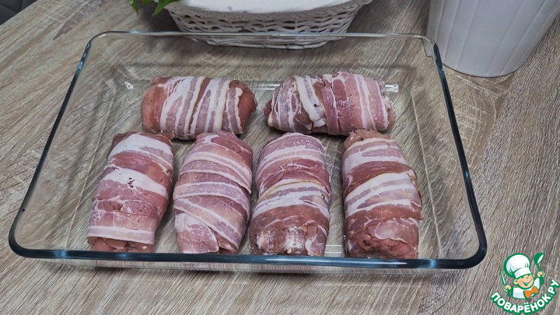 Мясные рулетики с ананасами