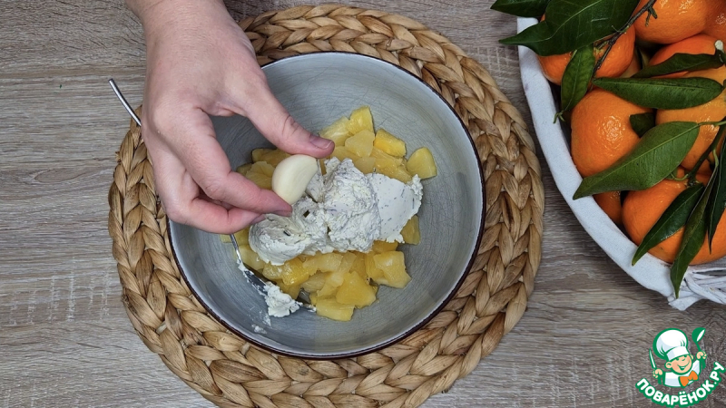 Мясные рулетики с ананасами