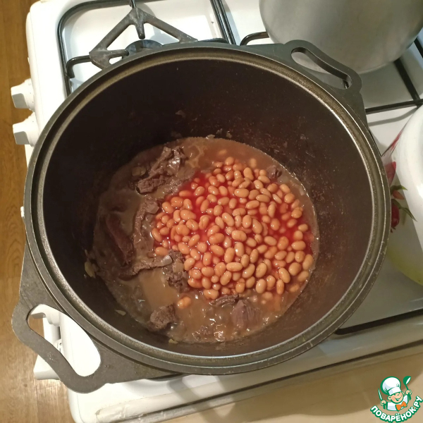 Мясо с фасолью в томатном соусе