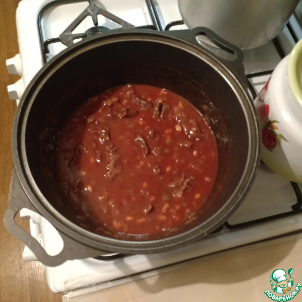 Мясо с фасолью в томатном соусе