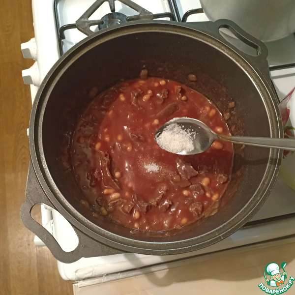 Мясо с фасолью в томатном соусе