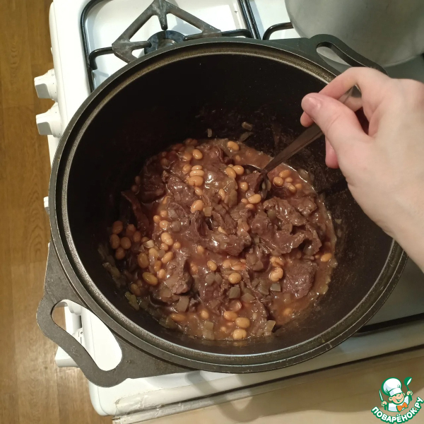Мясо с фасолью в томатном соусе