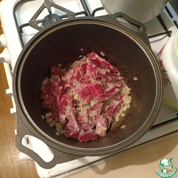 Мясо с фасолью в томатном соусе