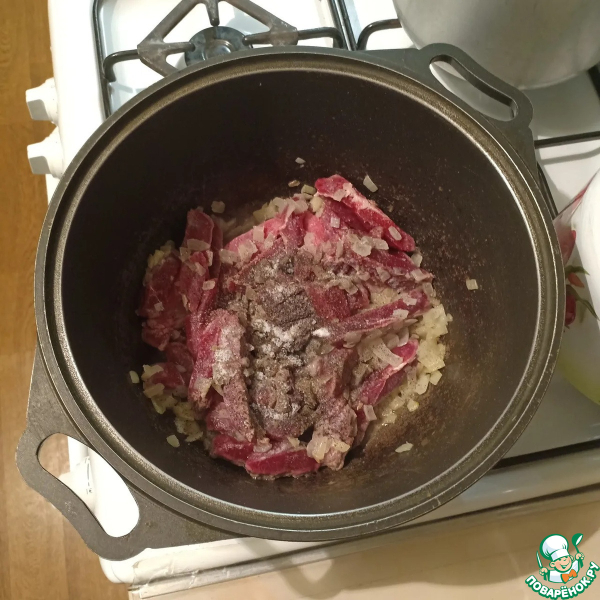 Мясо с фасолью в томатном соусе