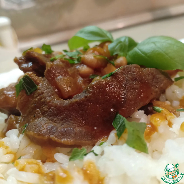 Мясо с фасолью в томатном соусе