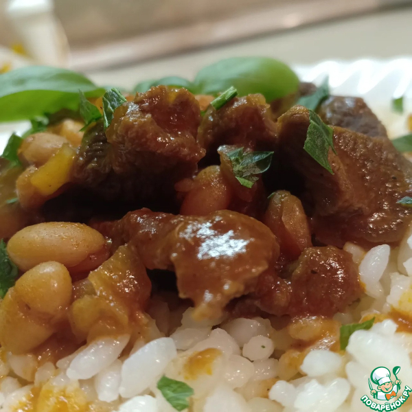 Мясо с фасолью в томатном соусе
