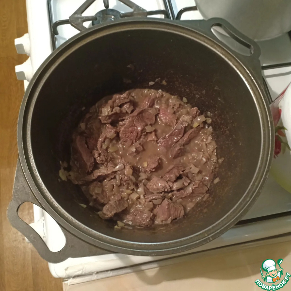 Мясо с фасолью в томатном соусе