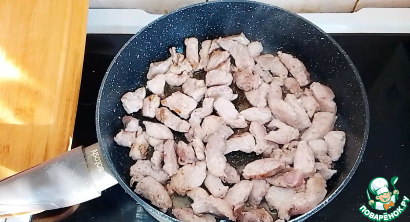 Мясо в томатном соусе на сковороде